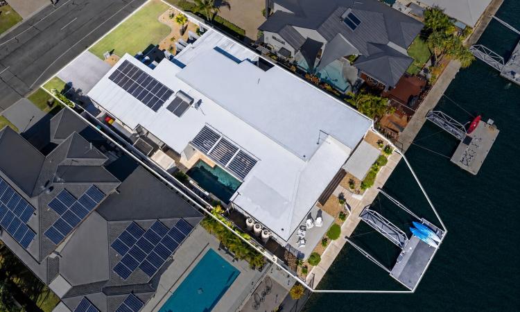 ARCHITECTURALLY DESIGNED CANAL FRONT PROPERTY