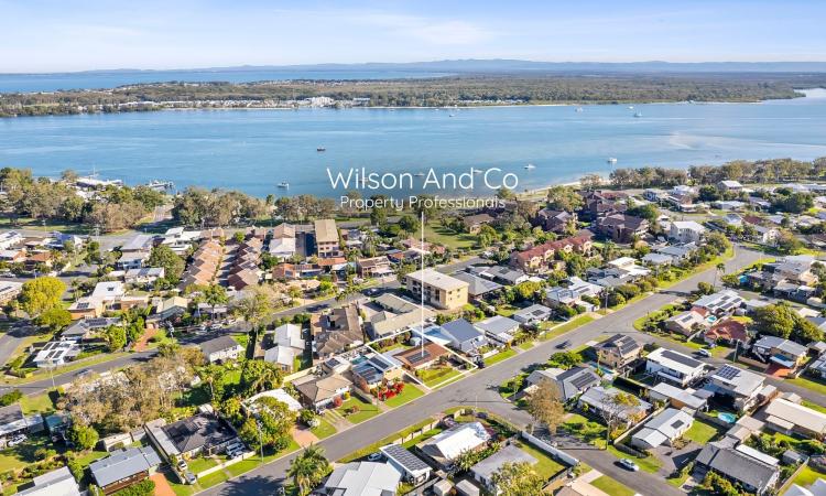 SINGLE LEVEL WITH APPEAL MOMENTS TO WATERFRONT