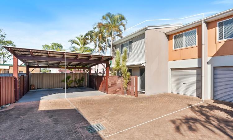CONVENIENT BELLARA TOWNHOUSE IN BOUTIQUE COMPLEX WITH PARKING FOR 2!