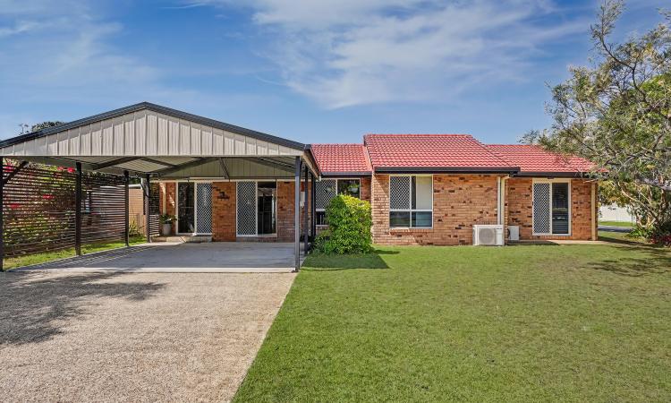 BRIBIE ISLAND LIVING WITH SPACE, COMFORT & GREAT PARKING ACCESS