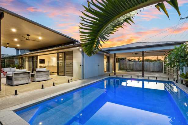 PRIVATE OASIS STEPS TO BOKARINA BEACH!