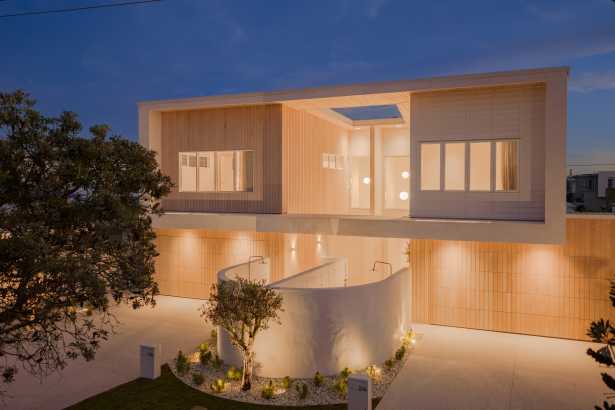 Sophisticated Coastal Elegance – Bespoke Beachside Residence