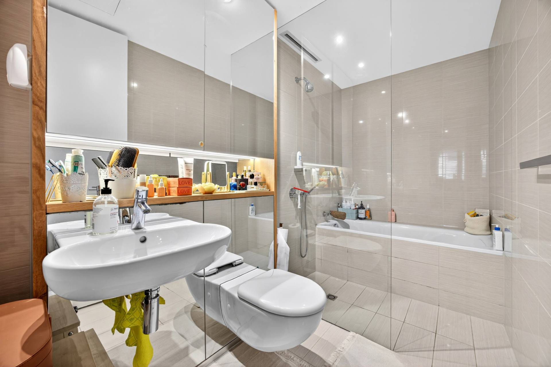 Queens Riverside Luxury Living at Queens Riverside!