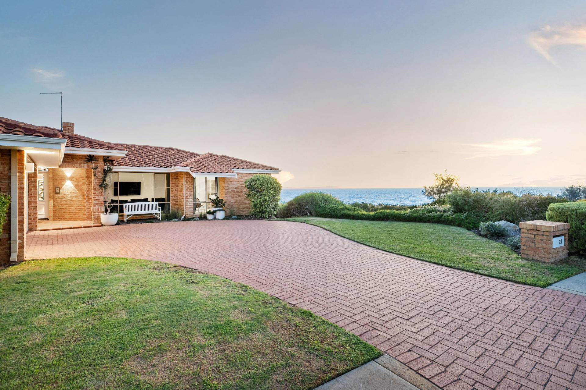 27 Kinsale Drive, Mindarie - Thumbnail 2