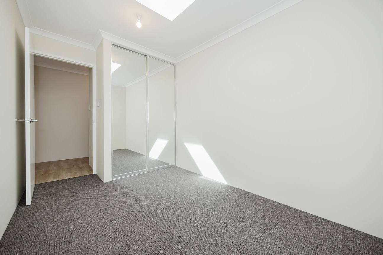 26 Salhouse Road, Aveley - Thumbnail 8