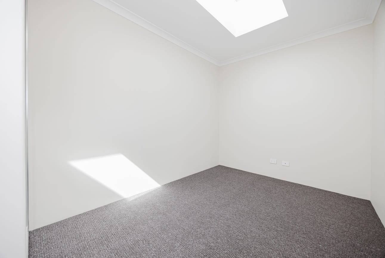 26 Salhouse Road, Aveley - Thumbnail 7
