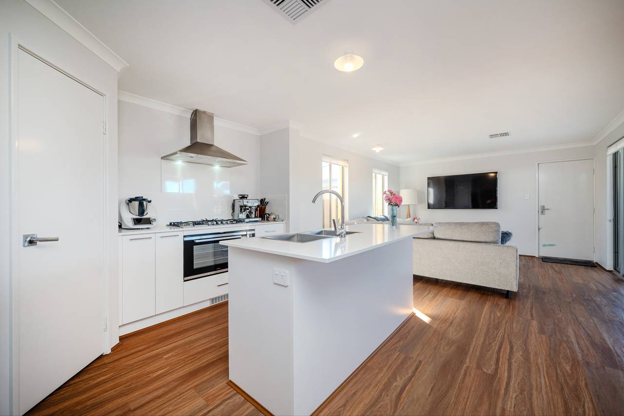 38 Turquoise Boulevard, Treeby - Thumbnail 4