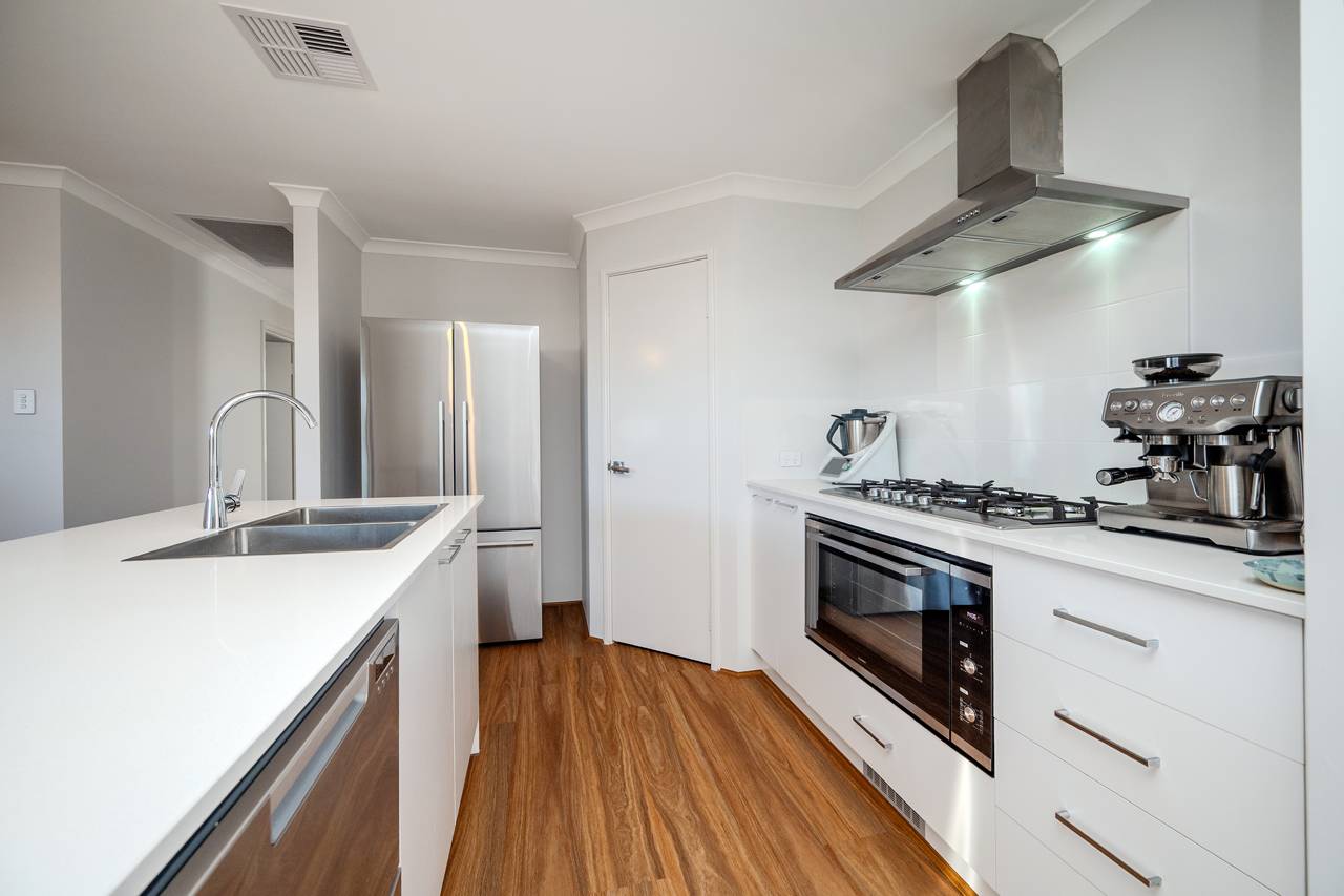 38 Turquoise Boulevard, Treeby - Thumbnail 3