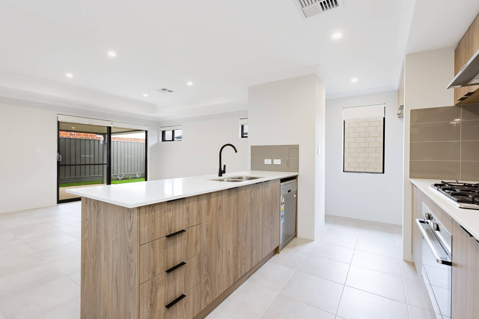 155 Astoria Boulevard, Hilbert - Thumbnail 5