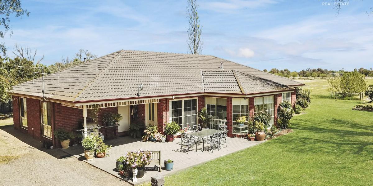 LIFESTYLE LIVING NOT FAR FROM TOWN - 27 ACRES