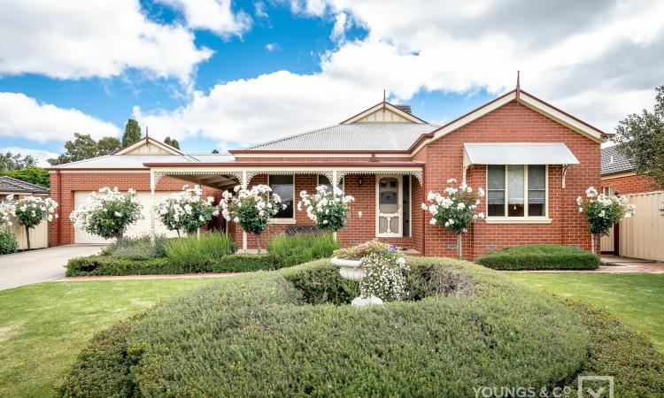 Warm & Welcoming - Quality Built 4 Bedroom Family Home