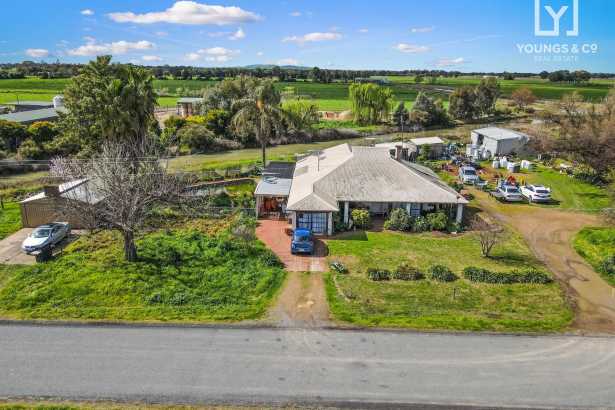 Lifestyle Property - 5 Bedroom Home 0n 1.168 hectares (approx 2.88 Acres) - Shepparton East