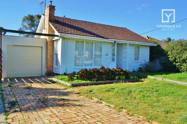 EASY WALKING DISTANCE TO MOOROOPNA GOLF COURSE & TOWN CENTRE