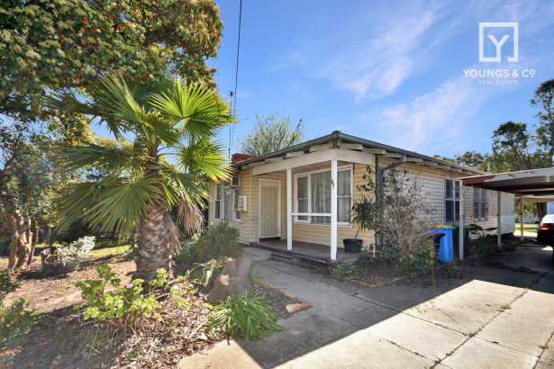 RENOVATOR'S DREAM IN PRIME TATURA LOCATION