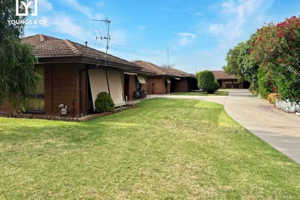 Central 2 Bedroom Unit - Close to St Brendans Church & Deakin Reserve