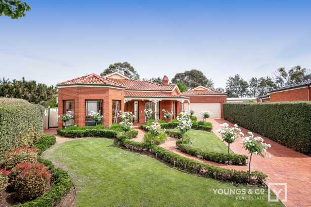 7 Bedrooms, 5 Bathrooms, Large 1,355m2 Block, Close to GV Health