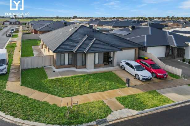Spacious 4 Bedroom Family Home - Only 2 years Old - Kialla Lakes Estate