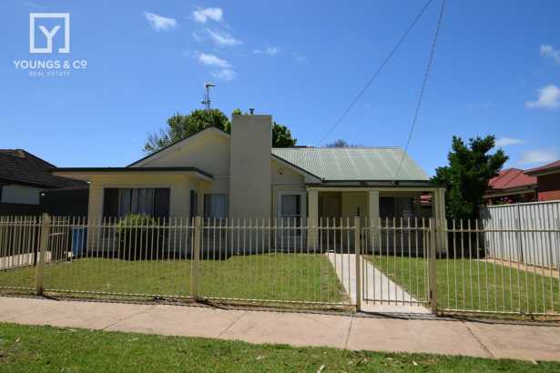 Central Weatherboard Home – Walk to Everything!