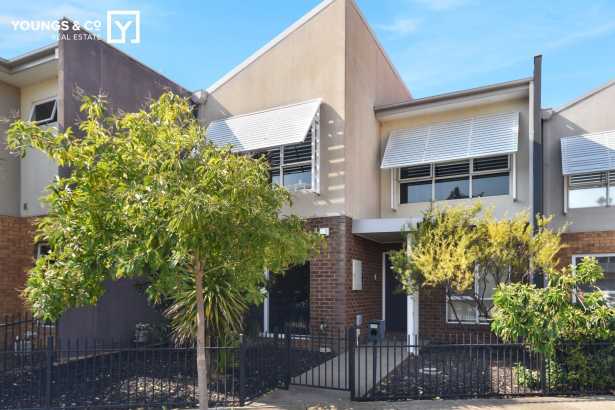 3 Bedrooms + Study Townhouse Close to Shepparton Lake & SAM (Shepparton Art Museum)