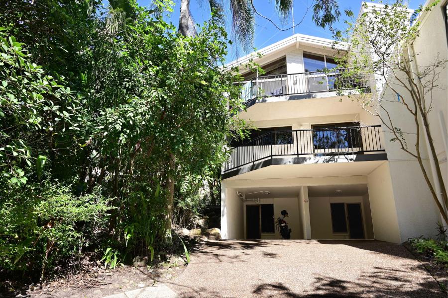 Elevated Apartment In The Heart Of Noosa